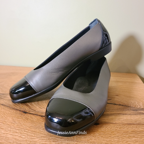 SAS Coco Silver Black Leather Slip-on Loafer Flats, Size 10.5 - Picture 1 of 13